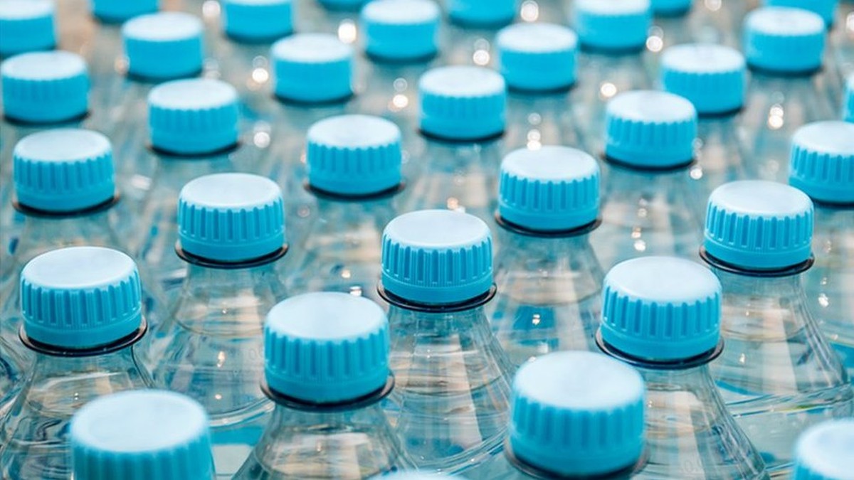1-teste-realizado-com-as-principais-marcas-de-agua-engarrafadas-do-mundo-mostrou-que-ha-microparticulas-de-plasticos-no-liquido