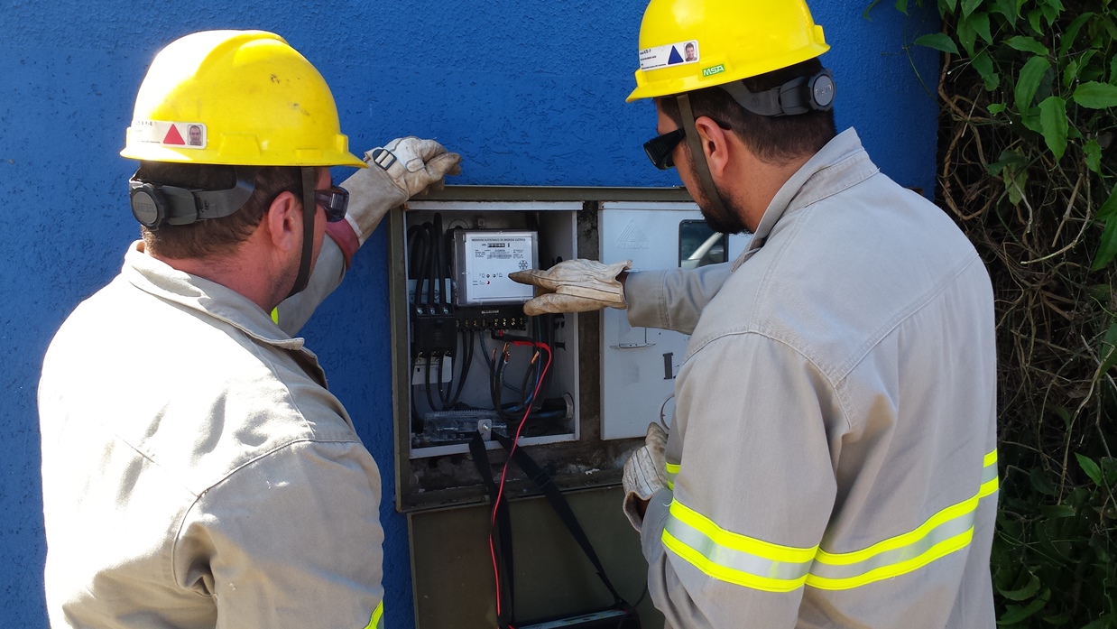 eletricistas da Cemig realizam inspeção em medidor de energia