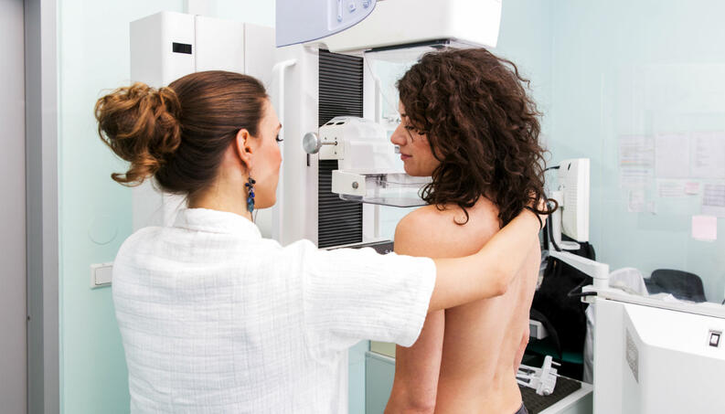 mulher-fazendo-mamografia-1116-1400x800