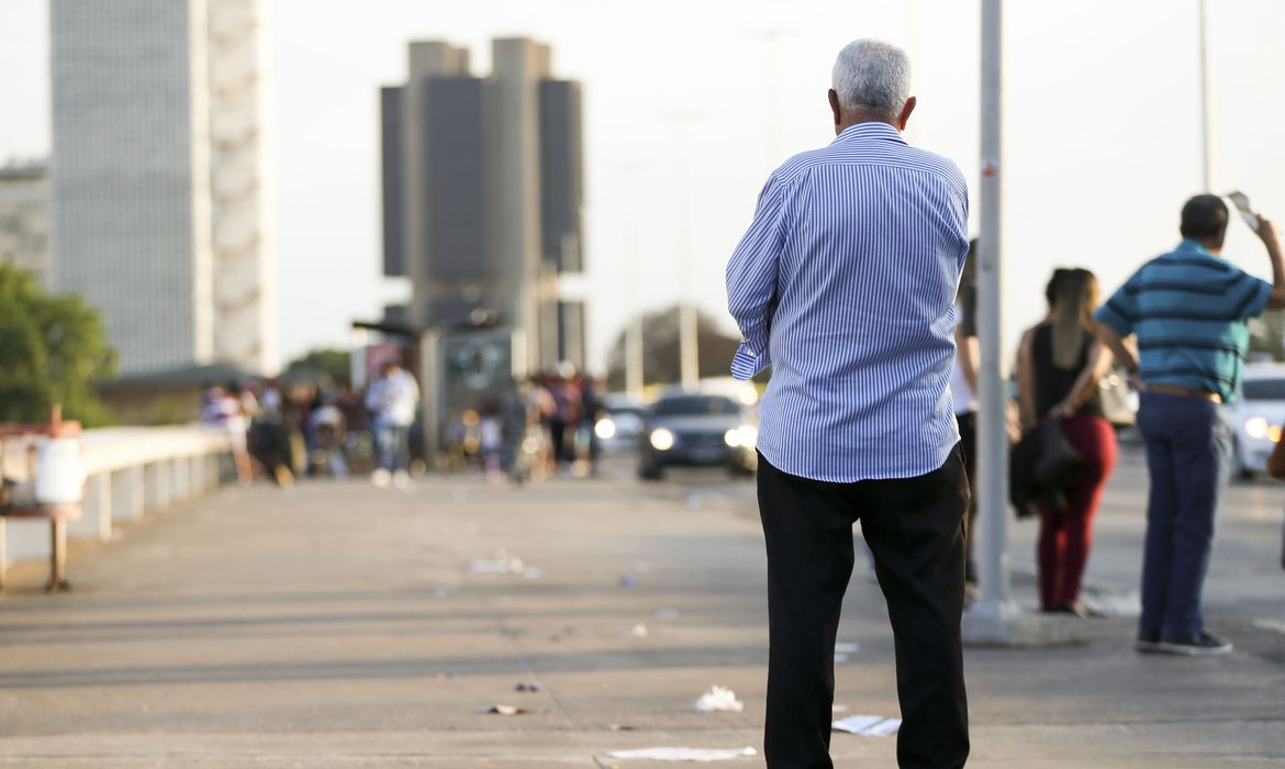 Idosos na região central de Brasília.