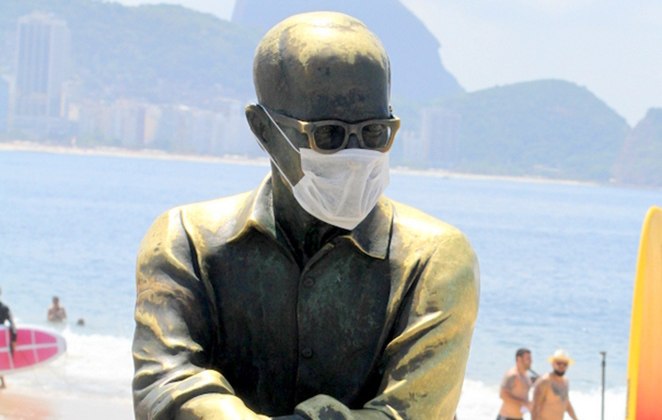 carlos-drummond-de-andrade-estatua-copacabana-mascara-coronavirus_373857_36