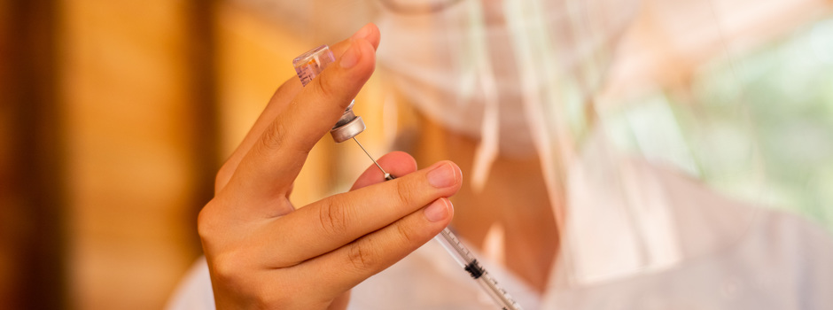 vacina_ampola_dose_imuniza_profissional_de_saúde_-_Pedro_Gontijo_MG_2849