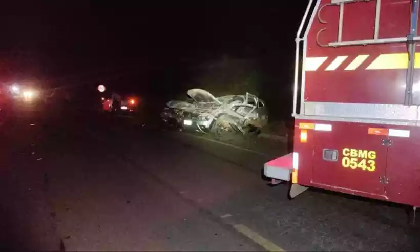 viatura-do-corpo-de-bombeiros-no-local-do-acidente-com-dois-carros-envolvidos-no-acostamento-_1_73742 viatura-do-corpo-de-bombeiros-no-local-do-acidente-com-dois-carros-envolvidos-no-acostamento-_1_73742