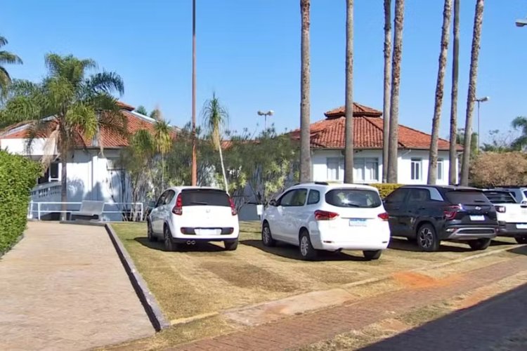 Crise faz hospital suspender internações Crise faz hospital suspender internações